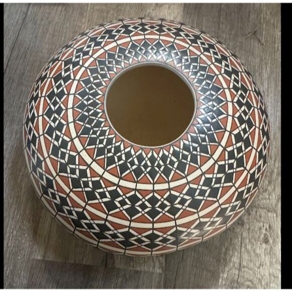 Handcrafted Acoma Pueblo Pottery Vase By Juana Ledezma Veloz Mata Ortiz pottery - Picture 3 of 9